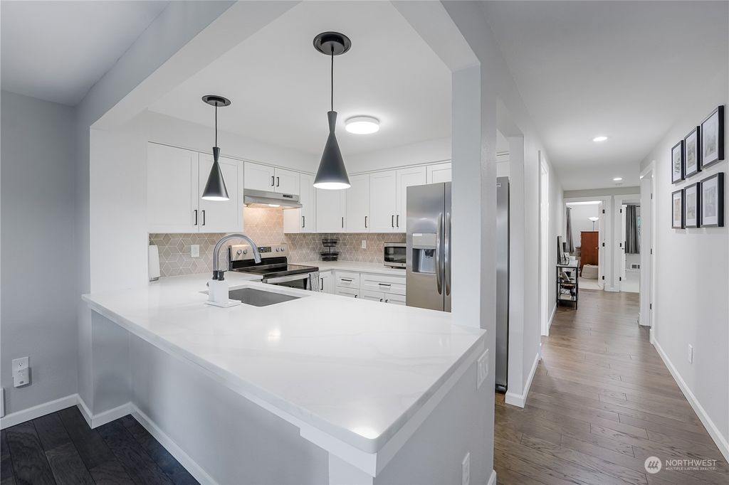Photo of 208 Mt. Park Boulevard SW #E102, Issaquah, WA 98027 (MLS # 2321728)