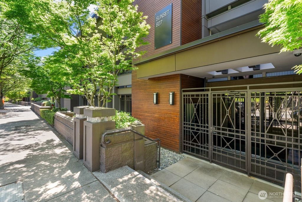 Photo of 807 Lake Street S #100, Kirkland, WA 98033 (MLS # 2542275)