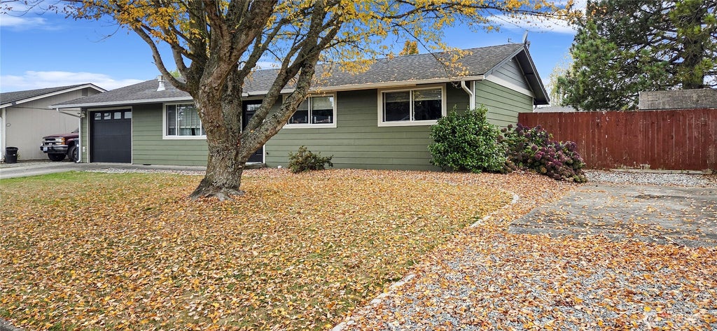 Photo of 915 S 20th Street, Mount Vernon, WA 98274 (MLS # 2590998)