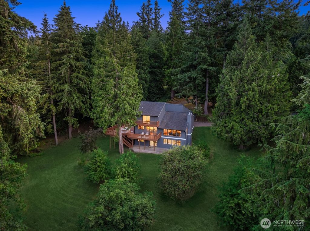 Photo of 15400 230th Avenue SE, Issaquah, WA 98027 (MLS # 2408175)