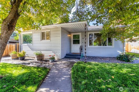 Photo of 914 S Wilbur Avenue, Walla Walla, WA 99362 (MLS # 2441172)