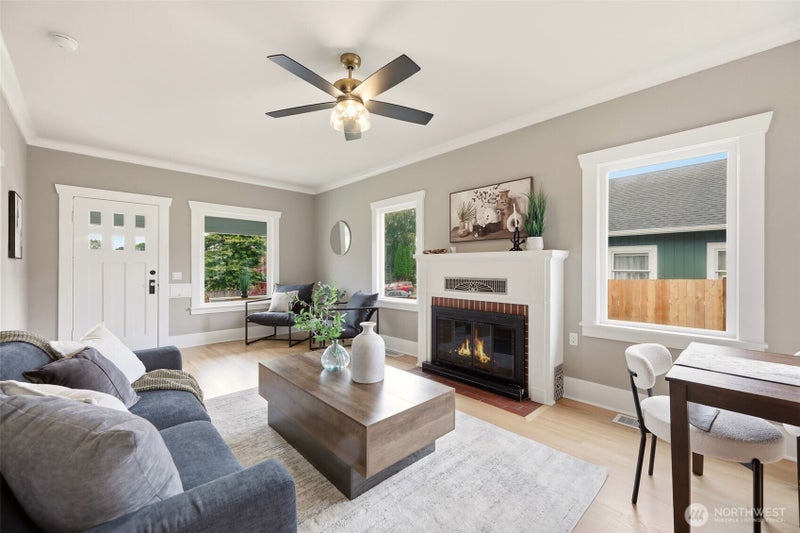 2018 Oakes Avenue