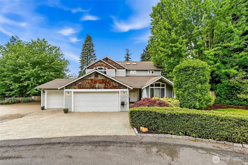 Photo of 2419 NE 14th Street, Renton, WA 98056 (MLS # 2561942)