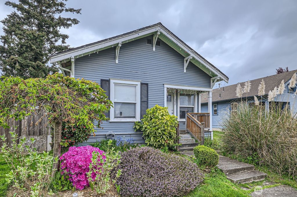 Photo of 2423 Highland Avenue, Everett, WA 98201 (MLS # 2366260)