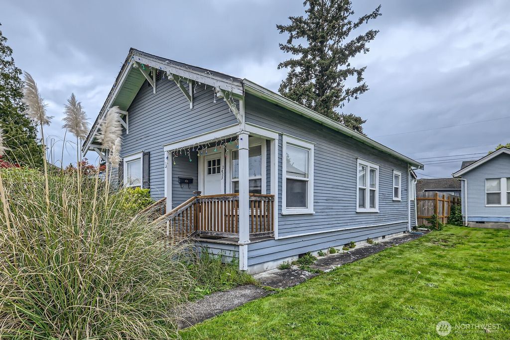 Photo of 2423 Highland Avenue, Everett, WA 98201 (MLS # 2366260)