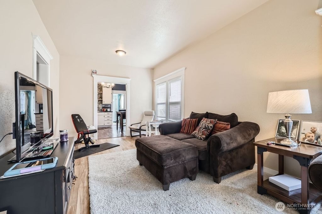 Photo of 2423 Highland Avenue, Everett, WA 98201 (MLS # 2366260)