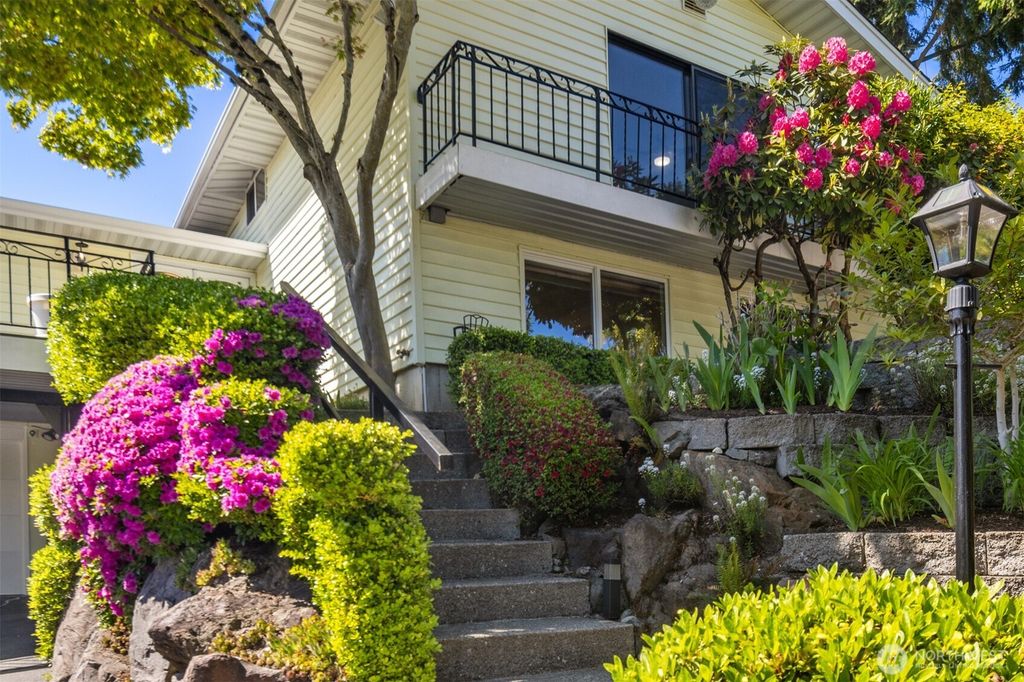 Photo of 20027 106th Avenue NE, Bothell, WA 98011 (MLS # 2514915)