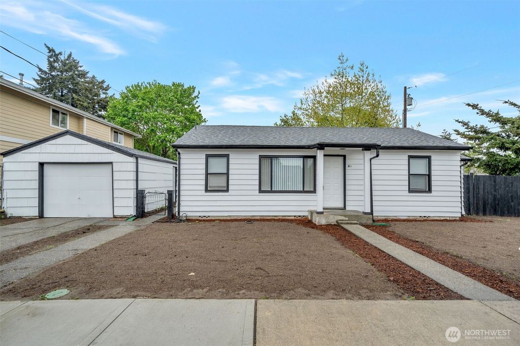 Photo of 904 B Street SE, Auburn, WA 98002 (MLS # 2512558)