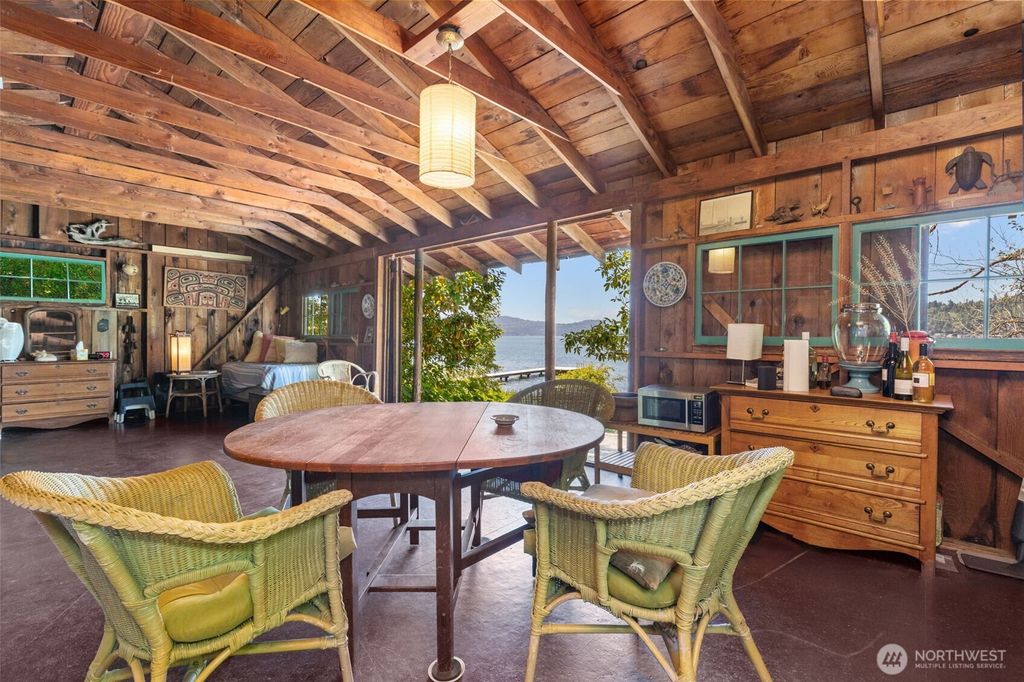 Photo of 2629 E Lake Sammamish Parkway NE, Sammamish, WA 98074 (MLS # 2392803)