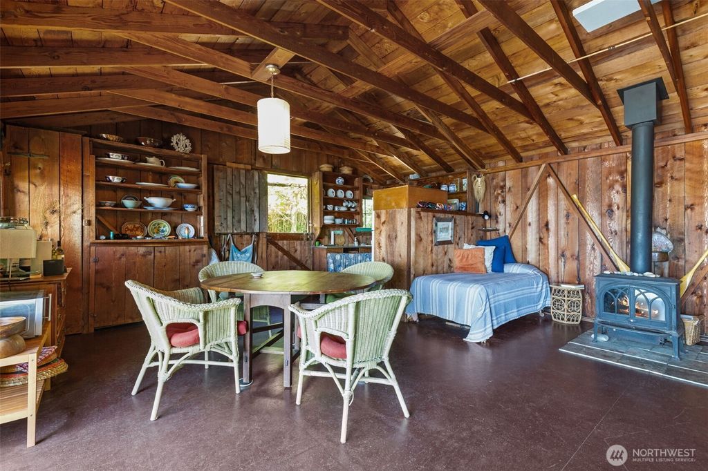 Photo of 2629 E Lake Sammamish Parkway NE, Sammamish, WA 98074 (MLS # 2392803)