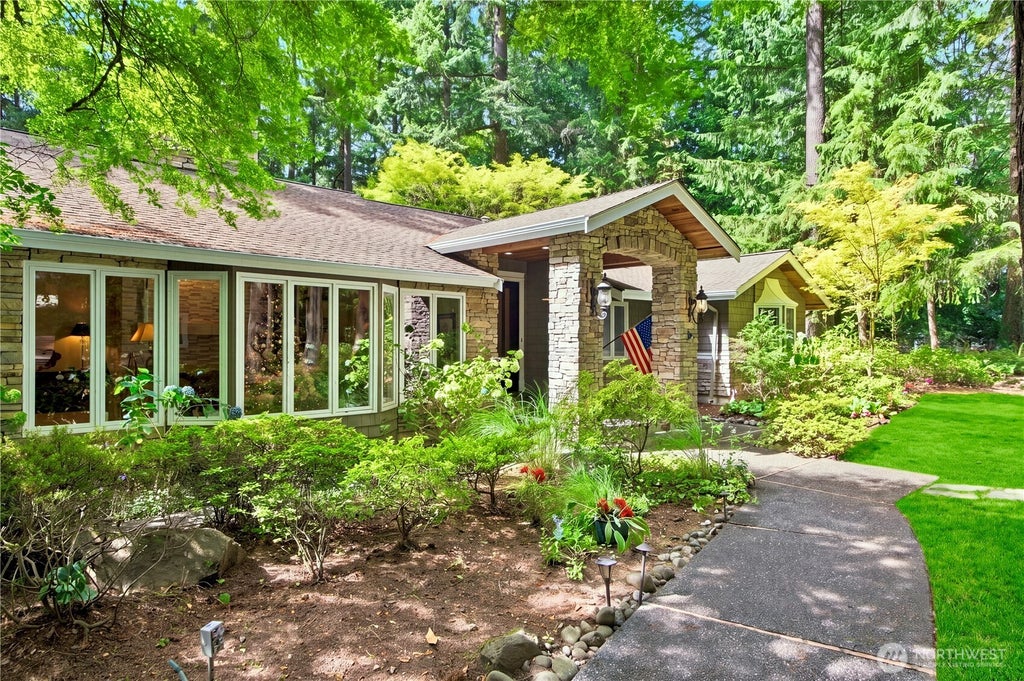 Photo of 2853 134th Ave NE AVE, Bellevue, WA 98005 (MLS # 2574611)