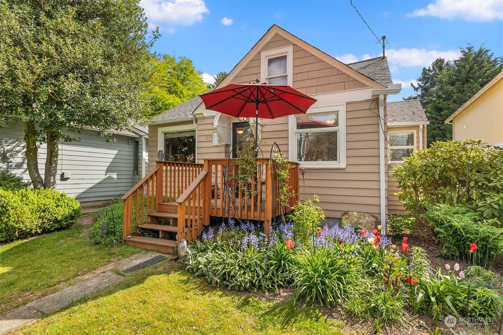 Photo of 12042 40th Avenue NE, Seattle, WA 98125 (MLS # 2226913)