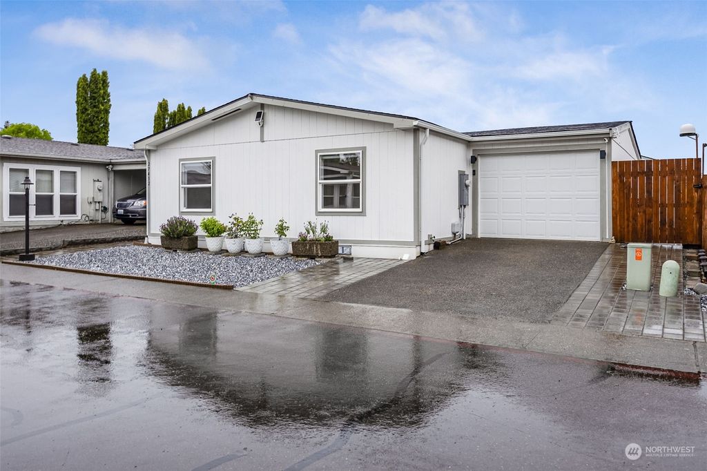 Photo of 27432 148th Place SE #21, Kent, WA 98042 (MLS # 2241420)