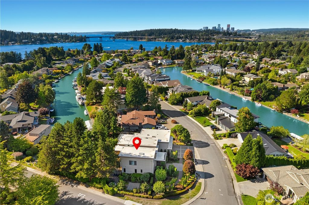 Photo of 2 Crescent Key SE, Bellevue, WA 98006 (MLS # 2415246)