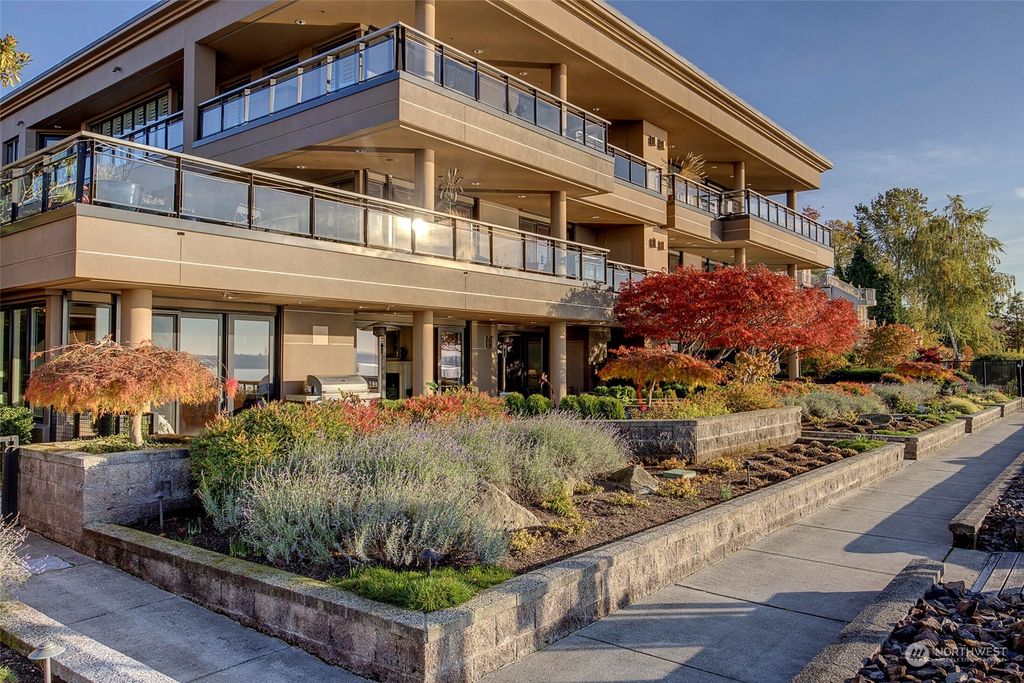 Photo of 925 Lake Street S #101, Kirkland, WA 98033 (MLS # 2045922)