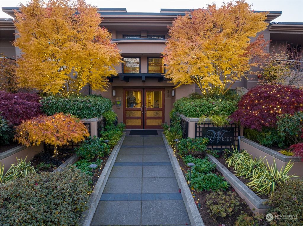 Photo of 925 Lake Street S #101, Kirkland, WA 98033 (MLS # 2045922)