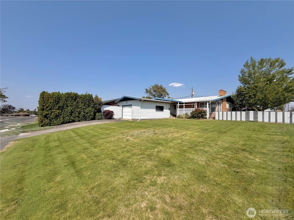 Photo of 1241 S Skyline Drive, Moses Lake, WA 98837 (MLS # 2578008)