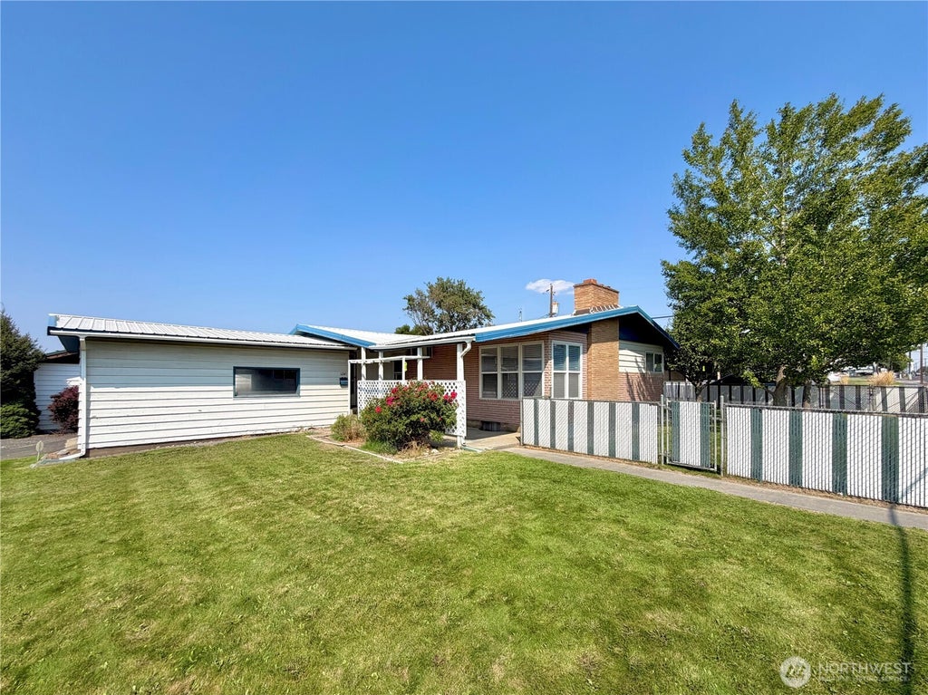 Photo of 1241 S Skyline Drive, Moses Lake, WA 98837 (MLS # 2578008)