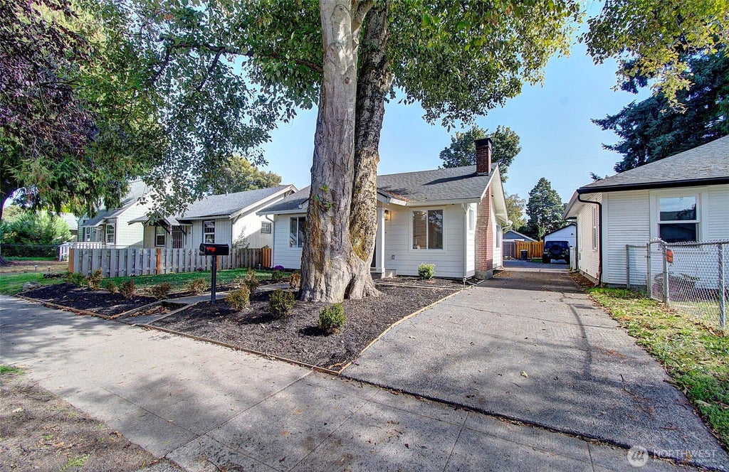 Photo of 340 20 Avenue, Longview, WA 98632 (MLS # 2589691)