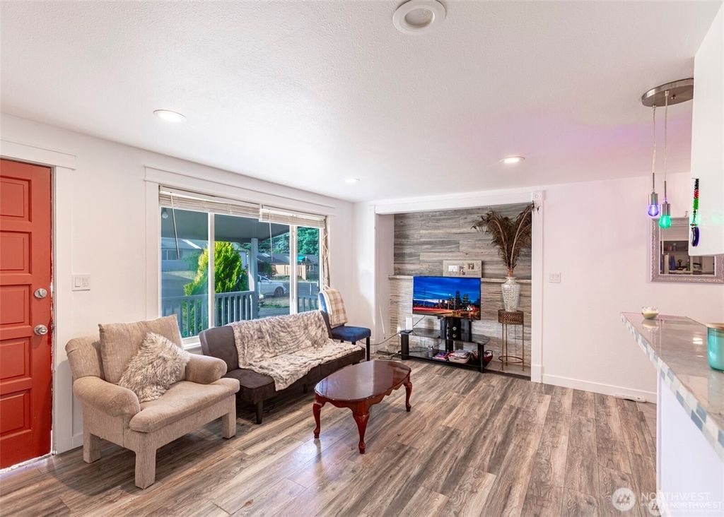 Photo of 827 SW 306th Street, Federal Way, WA 98023 (MLS # 2347747)