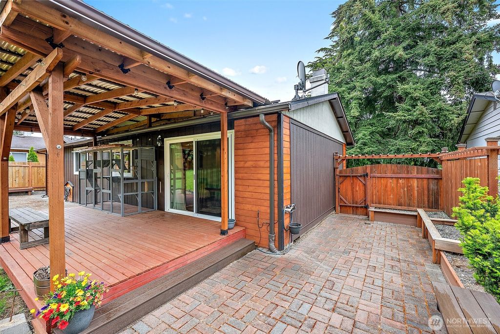 Photo of 33475 38th Avenue SW, Federal Way, WA 98023 (MLS # 2378828)