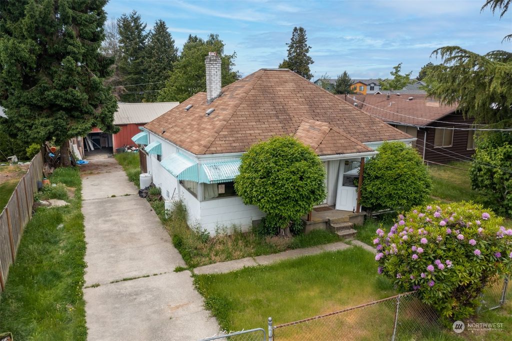 Photo of 10015 9th Avenue SW, Seattle, WA 98146 (MLS # 2075779)
