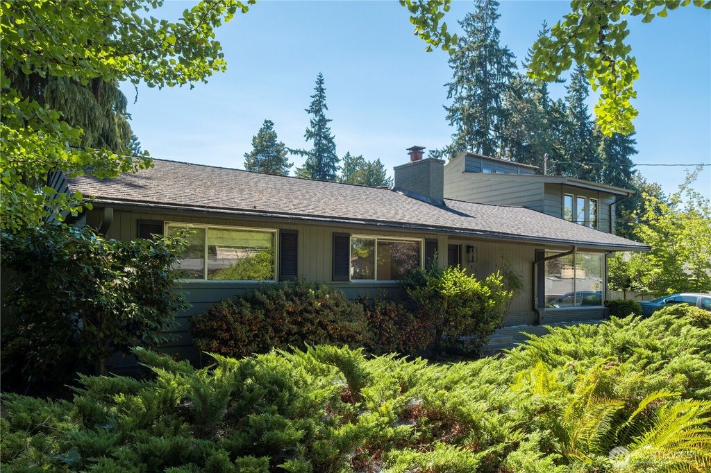 Photo of 941 20th Place W, Kirkland, WA 98033 (MLS # 2407308)