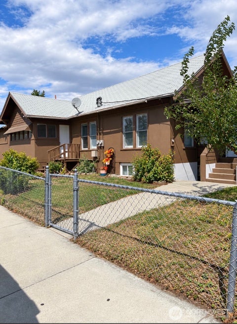 Photo of 613 -615 Alaska St. ST, Wenatchee, WA 98801 (MLS # 2592821)