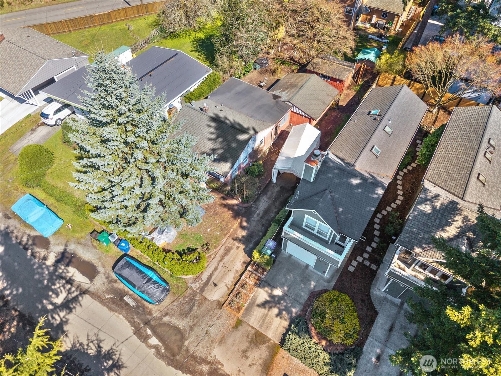 14022 Roslyn Place N