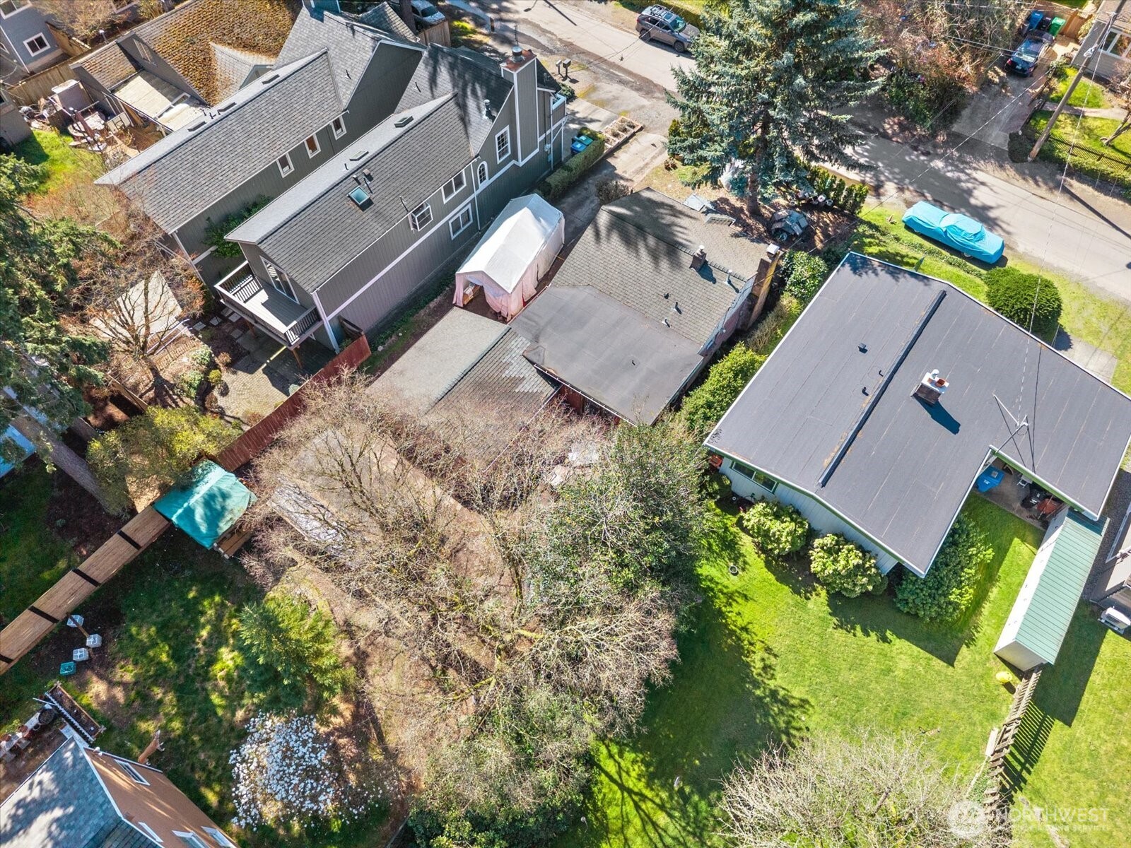 14022 Roslyn Place N