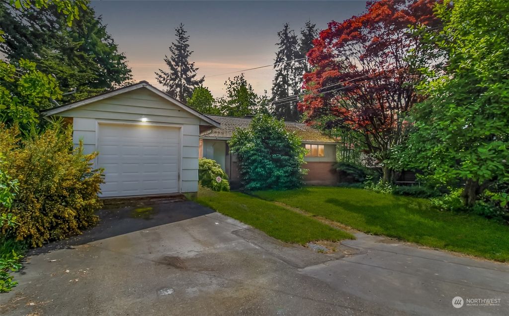 Photo of 16650 15 Avenue SW, Burien, WA 98166 (MLS # 2242802)