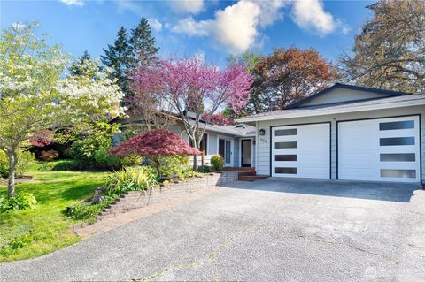 Photo of 604 128 Avenue SE, Bellevue, WA 98005 (MLS # 2466325)