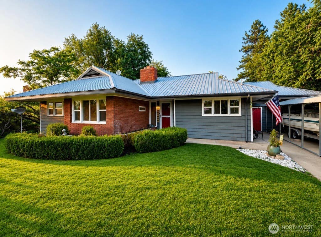 Photo of 223 E 2nd Street, Tonasket, WA 98855 (MLS # 2572478)