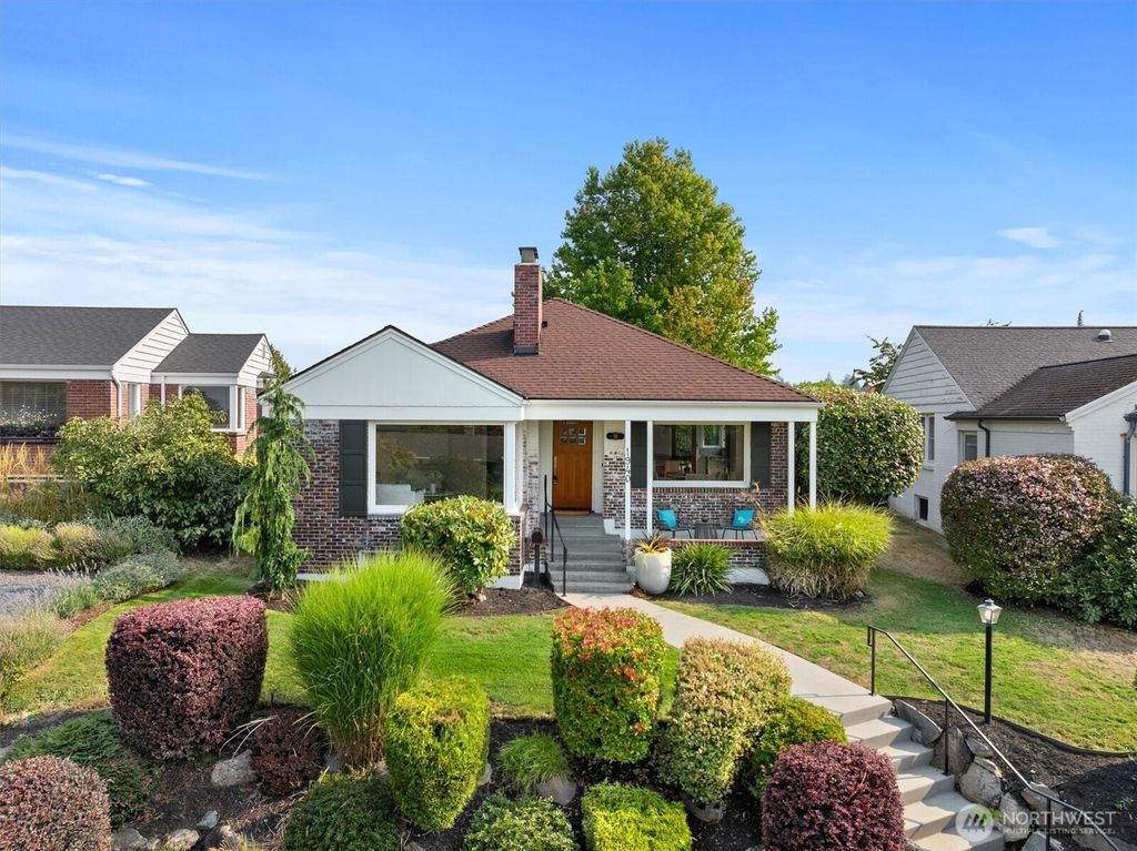 Photo of 1940 Edgemont Place W, Seattle, WA 98199 (MLS # 2437600)