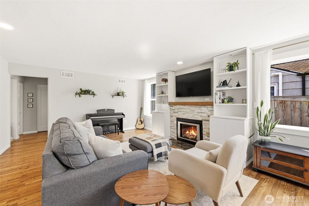 Photo of 9416 5th Avenue NE, Seattle, WA 98115 (MLS # 2522356)