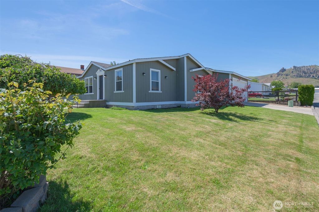 Photo of 401 Ridgeview Loop Drive, Wenatchee, WA 98801 (MLS # 2524903)