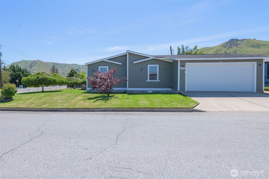 Photo of 401 Ridgeview Loop Drive, Wenatchee, WA 98801 (MLS # 2524903)