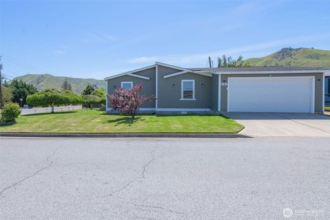 Photo of 401 Ridgeview Loop Drive, Wenatchee, WA 98801 (MLS # 2524903)