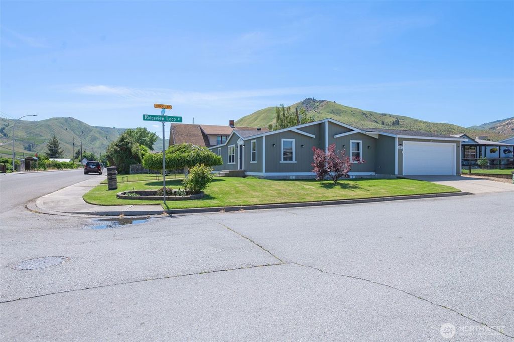 Photo of 401 Ridgeview Loop Drive, Wenatchee, WA 98801 (MLS # 2524903)