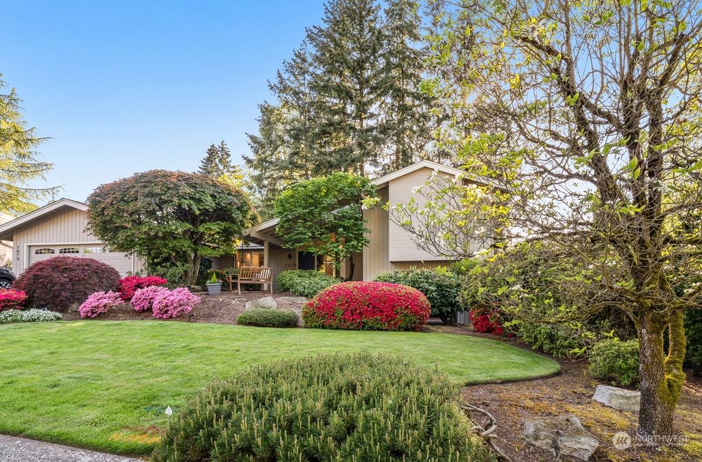 Photo of 7475 85th Avenue SE, Mercer Island, WA 98040 (MLS # 2066166)