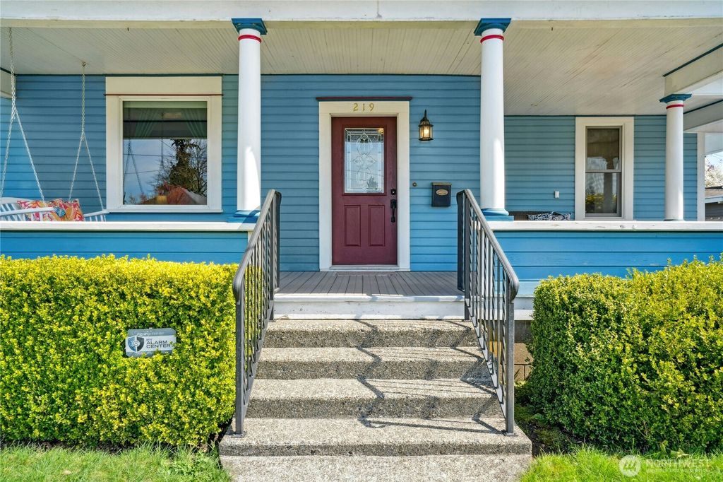 Photo of 219 Avenue G, Snohomish, WA 98290 (MLS # 2353402)