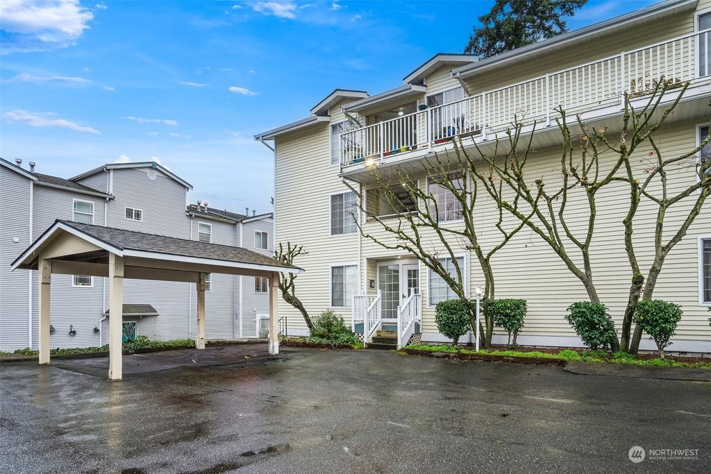 Photo of 127 SW 154th St St #204, Burien, WA 98166 (MLS # 2186361)