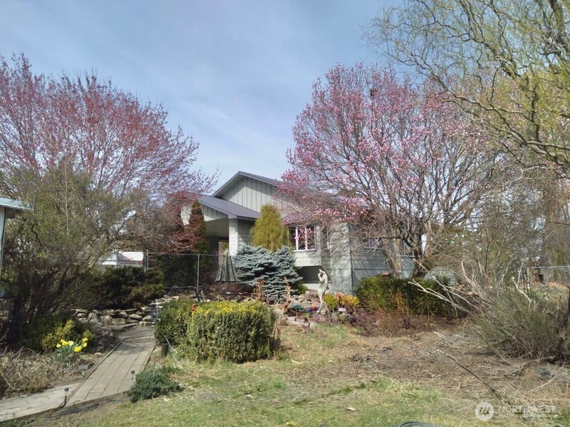 2050 James Avenue