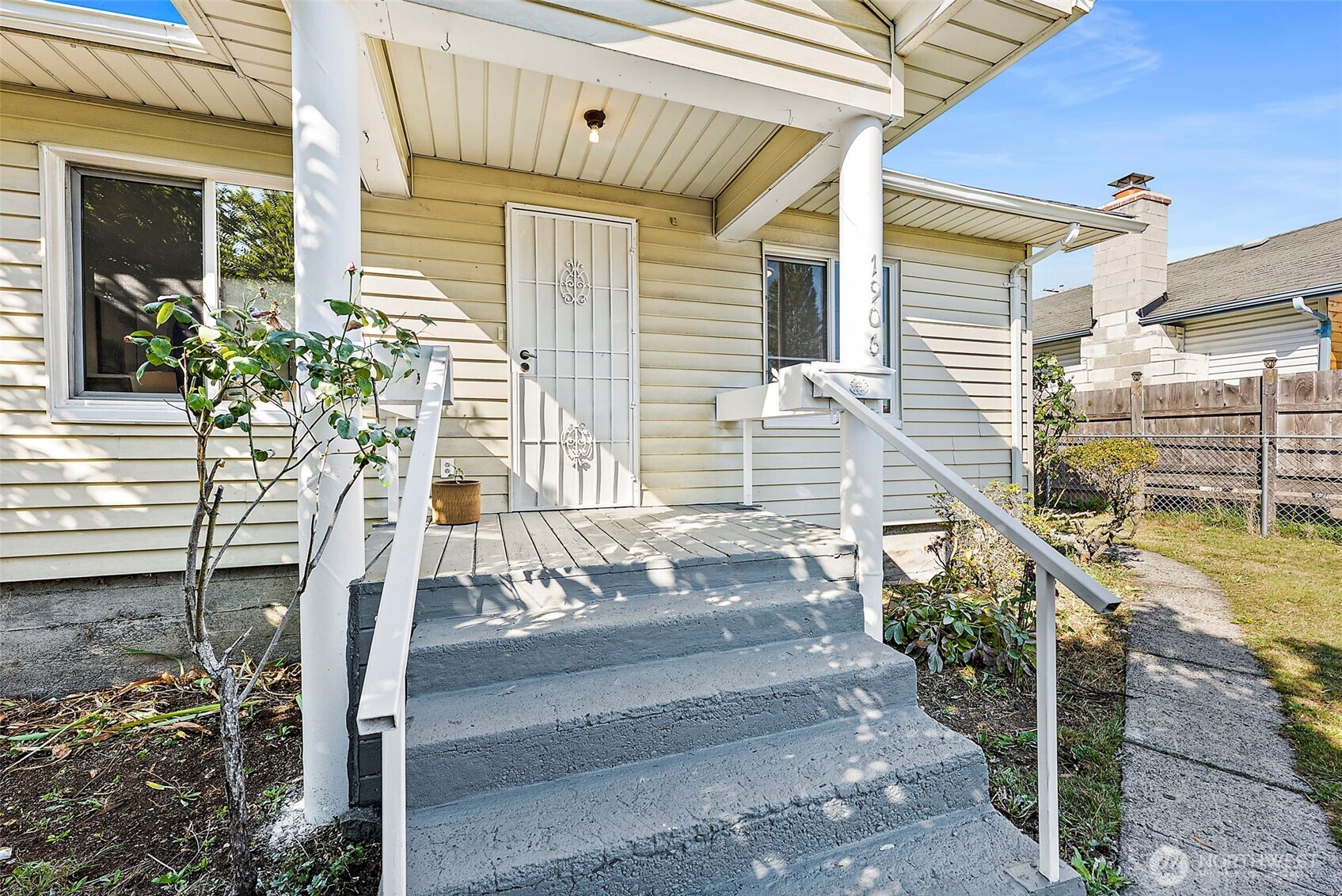 1906 S Hosmer Street