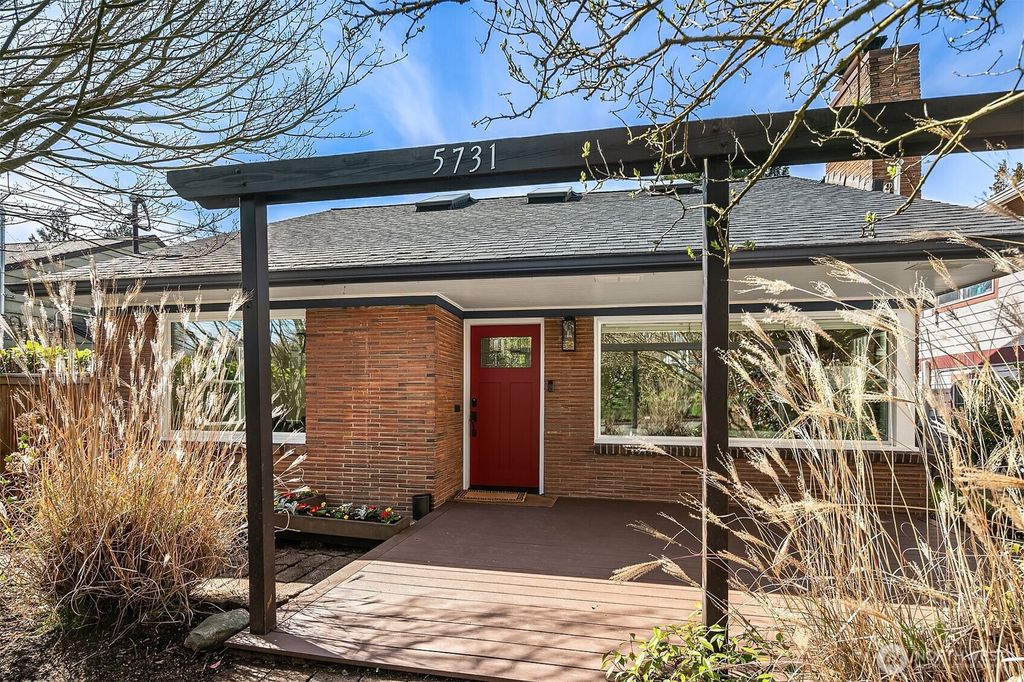 Photo of 5731 40th Avenue NE, Seattle, WA 98105 (MLS # 2352896)