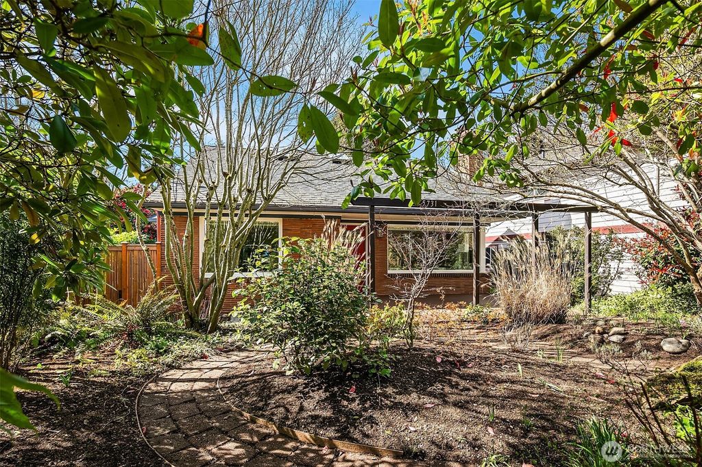Photo of 5731 40th Avenue NE, Seattle, WA 98105 (MLS # 2352896)