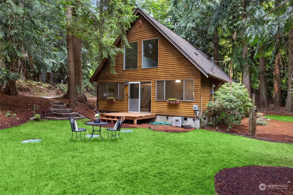 Photo of 24010 SE 30th Street, Sammamish, WA 98075 (MLS # 1985808)