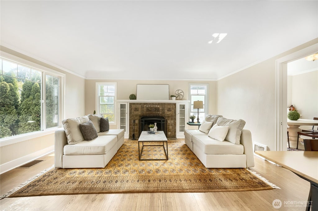 Photo of 5755 25th Avenue NE, Seattle, WA 98105 (MLS # 2519931)