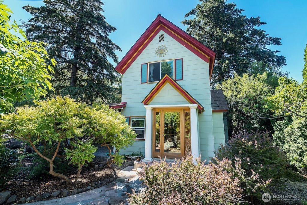Photo of 814 E 5th Avenue, Ellensburg, WA 98926 (MLS # 2536553)