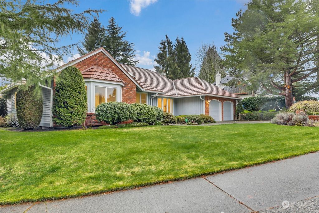Photo of 17200 SE 46 Street, Bellevue, WA 98006 (MLS # 2207845)